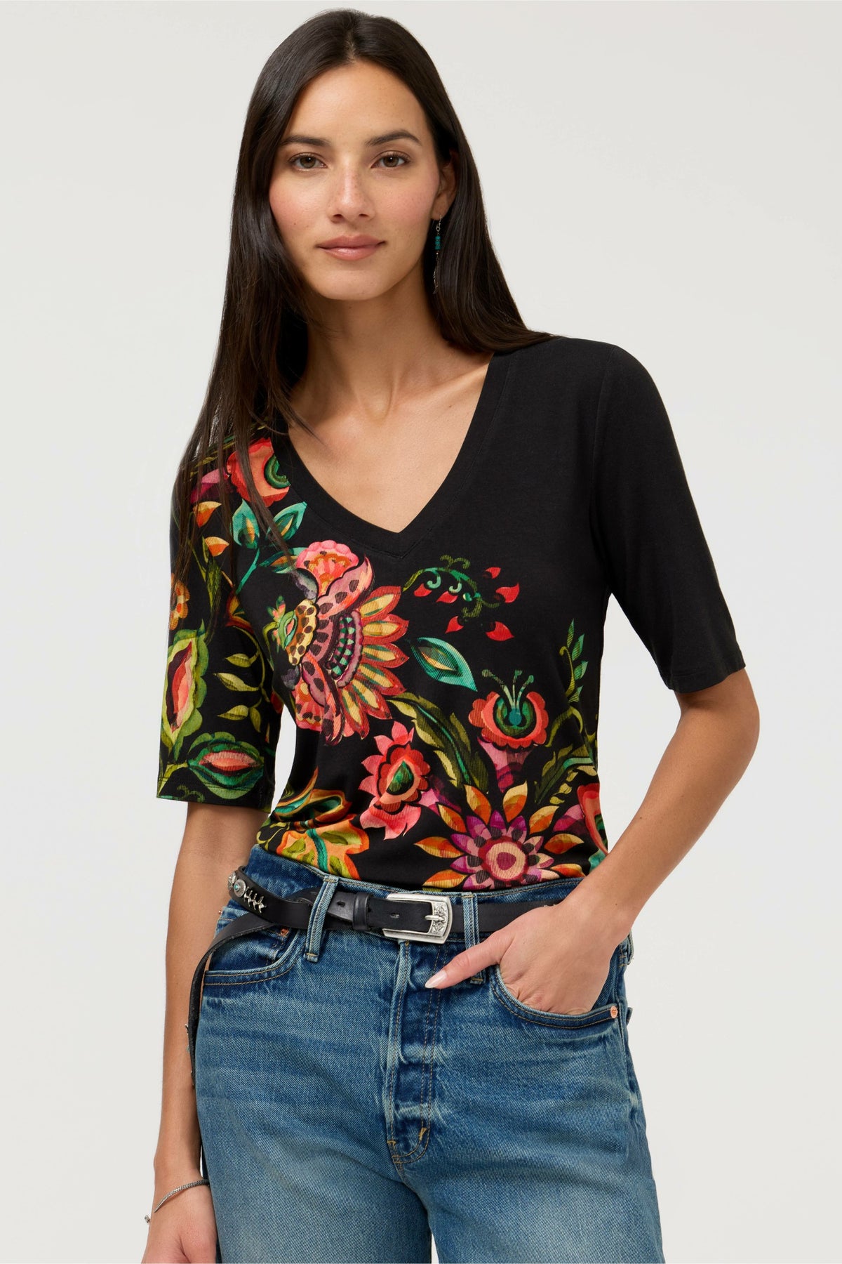 THE JANIE FAVORITE FITTED V-NECK ELBOW SLEEVE TEE - Johnny Was Exclusive